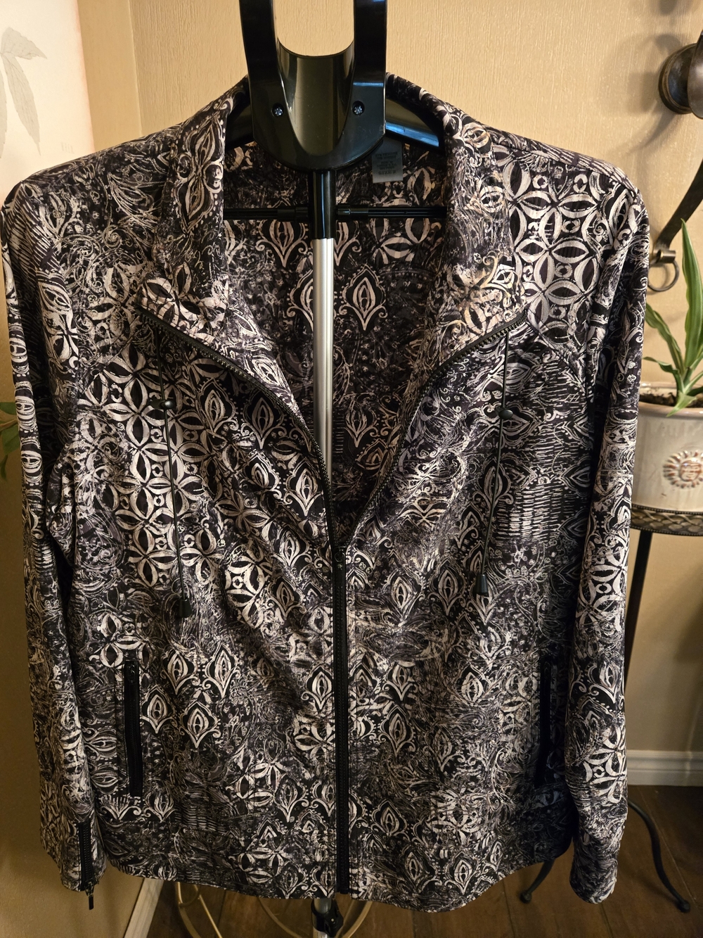 Chico's ZENERGY  Black & White Patterned Zip-Front  Jacket